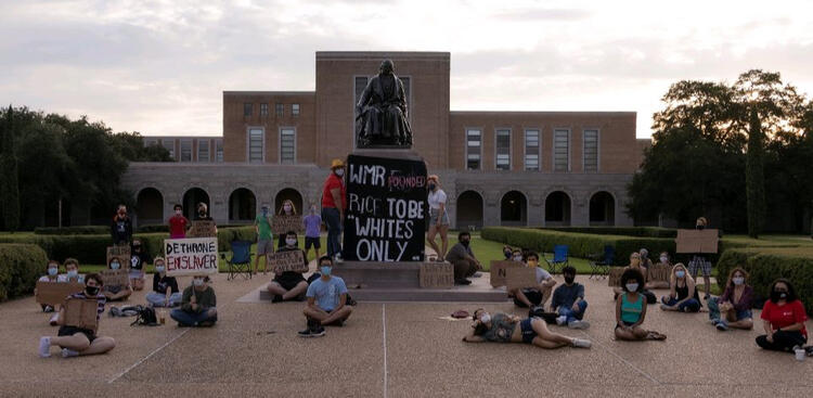 A photo of the William Rice statue (Willy's).