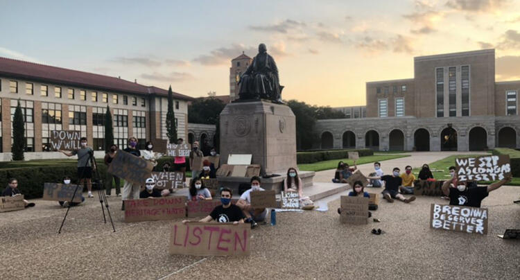 A photo of the William Rice statue (Willy's).